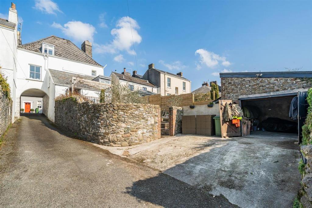 With Amazing Terrace, 10 Guests 5 Bedroom