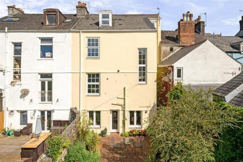 With Amazing Terrace, 10 Guests 5 Bedroom *